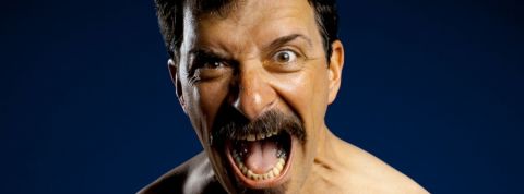 Conflits, anxiété… Les mèmes peuvent-ils adoucir les mœurs ? un homme qui crie torse nu