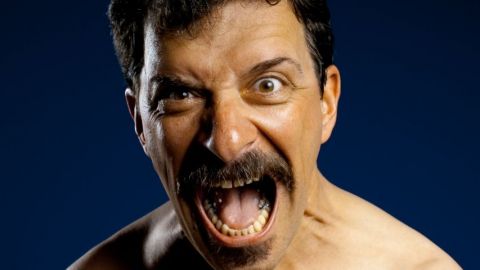 un homme qui crie torse nu