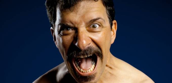 un homme qui crie torse nu