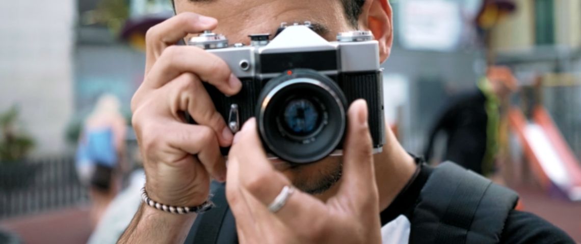 Hôtel71 consolide sa boite à outils en développant un incubateur 100% dédié aux médias émergents et indépendants jeune homme prenant une photo