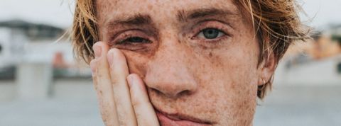 Quel jour on est déjà ? The WaPo répond avec une newsletter éphémère Gros plan sur la tête d'un jeune homme l'air ennuyé, se colle la main sur la joue