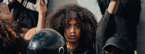 Pascal Blanchard : « La nouvelle génération réclame une autre manière de penser et raconter la France » jeune femme manifeste