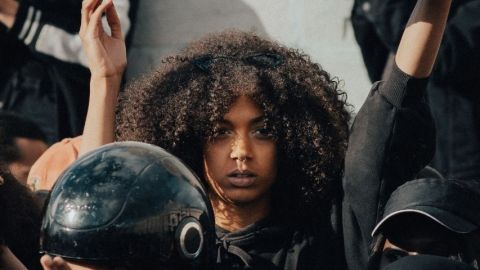 jeune femme manifeste