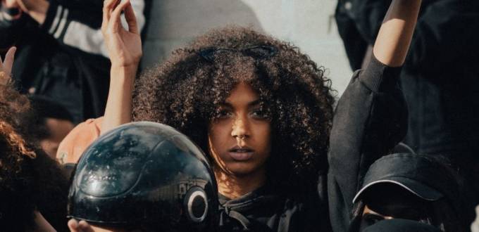 jeune femme manifeste