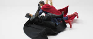 Une figurine de Batman et une figurine de Superman en train de se battre