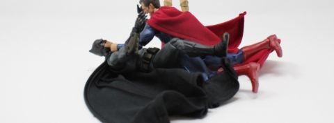 Les managers doivent faire preuve d'humilité Une figurine de Batman et une figurine de Superman en train de se battre