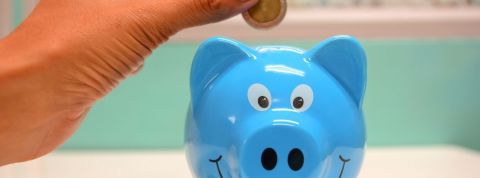 Le boom des applications d'avance sur salaire Une tirelire cochon bleue