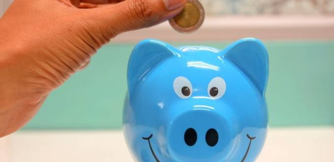 Une tirelire cochon bleue