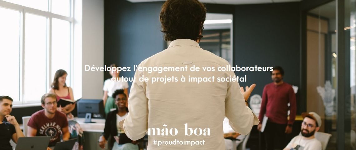 mão boa propose aux entreprises un programme ludique qui permet de souder les collaborateurs autour de leur politique RSE Homme de dos qui s'adresse à des gens autour d'une table