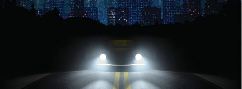 Comment Volkswagen veut concurrencer Tesla Une voiture avec les phares allumés dans la nuit