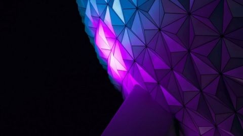 Sphère mauve futuriste