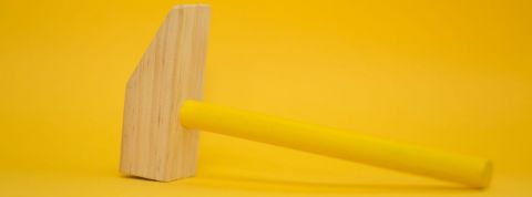 L'intelligence collective dans l'artisanat d'art, un travail d'orfevre Marteau, outil, jaune, monochrome