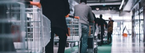 Comment sortir de la crise ? Une file de caddies