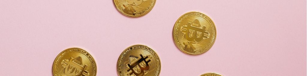Des bitcoins sur un fond rose