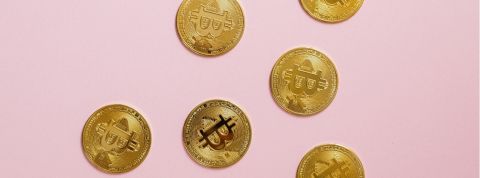 Comment le bitcoin pourrait gagner du terrain en 2021 ? Des bitcoins sur un fond rose