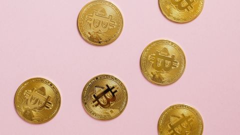 Comment le bitcoin pourrait gagner du terrain en 2021 ?  Des bitcoins sur un fond rose