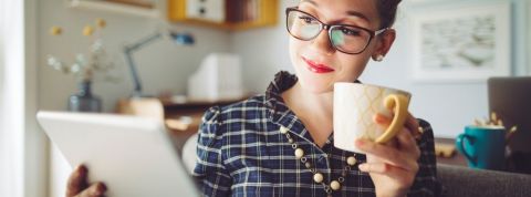 Comment la génération rend un logiciel de bureautique tendance Une jeune femme qui regarde une tablette