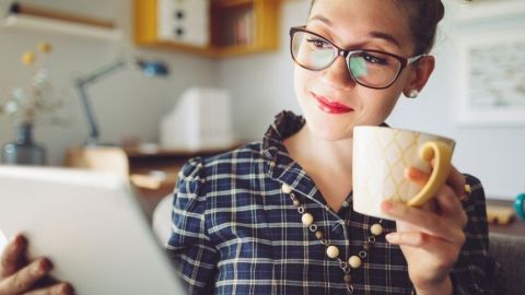 Une jeune femme qui regarde une tablette