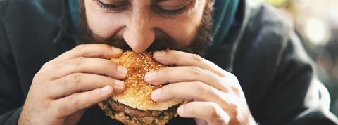 Quels liens entre genre et food ? Un homme qui mange un burger