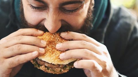Un homme qui mange un burger
