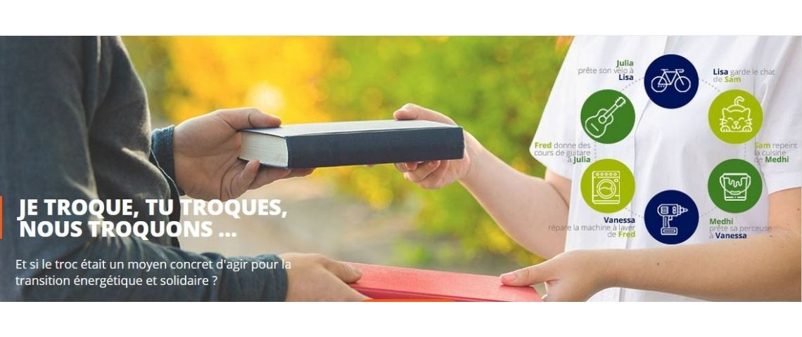 Campagne EDF Pulse & You : Et si le troc était un moyen concret et solidaire d'agir pour la transition énergétique ? Personne s'échangeant des livres