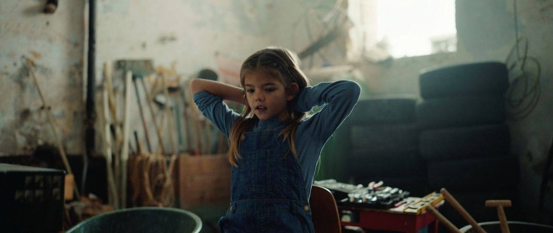 - Les attentions qui comptent - la dernière campagne de Groupama, signée par l'agence Marcel Petite fille sur une chaise