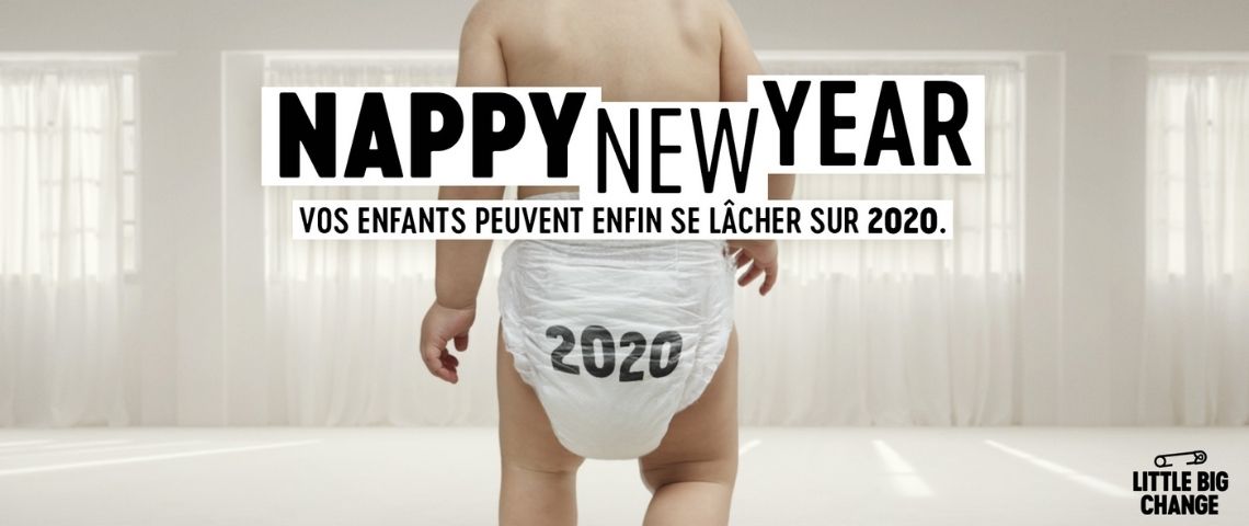 Little Big Change et l'agence Buzzman invite les bébés à se lâcher dans leur couche sur 2020 Enfant de dos avec une couche portant l'inscritpion 2020