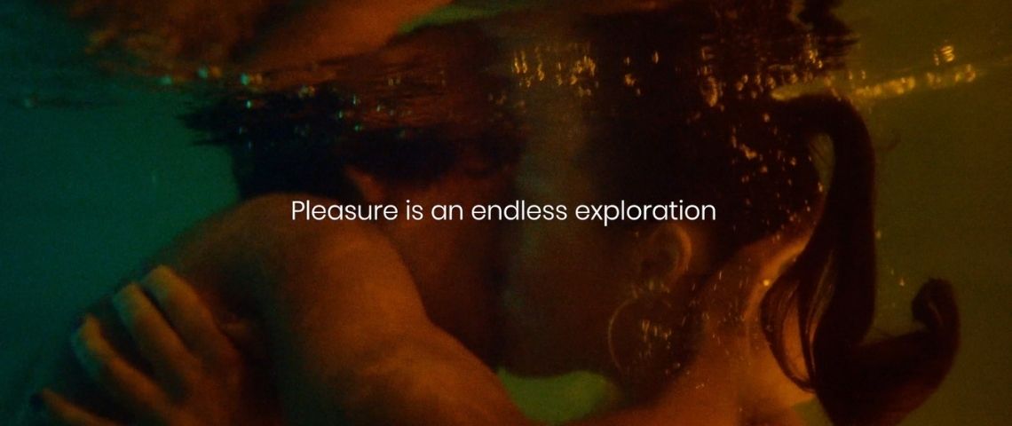 « Head, Shoulders, Knees and Toes » : Sid Lee & SKYN célèbre l’exploration sans fin du plaisir Couple s'embrassant sous l'eau