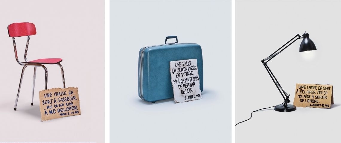 Pour sa nouvelle communication, l’association Emmaüs Défi a fait appel à l'agence MullenLowe 3 affiches : à gauche, une chaise avec la pancarte