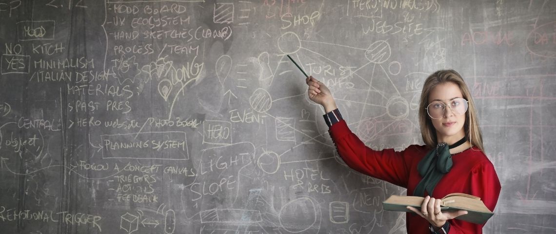 Le réseau Jeune femme montrant un tableau avec son stylo