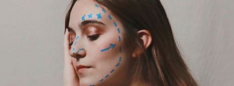 2021, année de la chirurgie esthétique Une femme avec du crayon sur le visage comme avant une opération chirurgicale