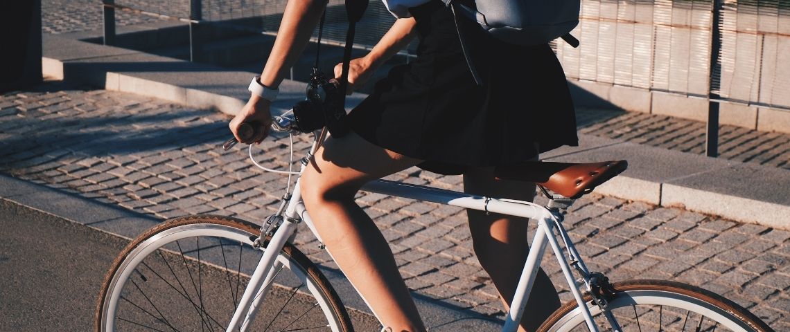 Cyclofix, leader français de la réparation de vé́los lance son offre entreprise afin de faciliter l’accès pour les salariés à la réparation de leur vélo Jeune femme faisant du vélo
