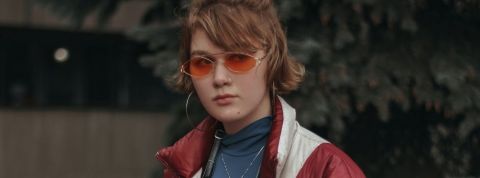 Le monde de Depop et des e-chineurs Un adolescente avec des lunettes de soleil