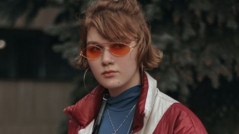 Un adolescente avec des lunettes de soleil