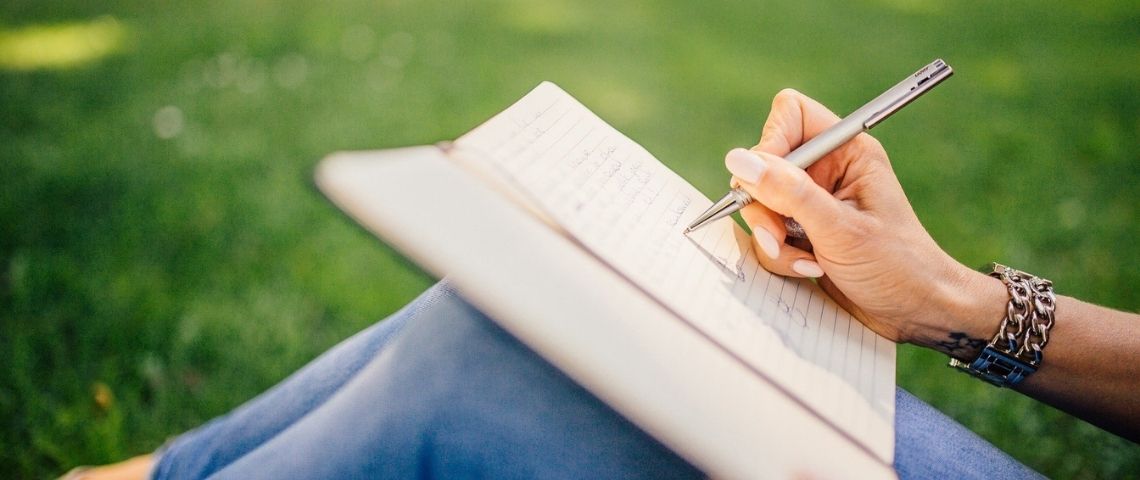 Imaginée et conçue par deux professionnels du livre, Édith & Nous est une plateforme de mise en relations pour les auteurs et les éditeurs jeune femme écrivant sur un cahier