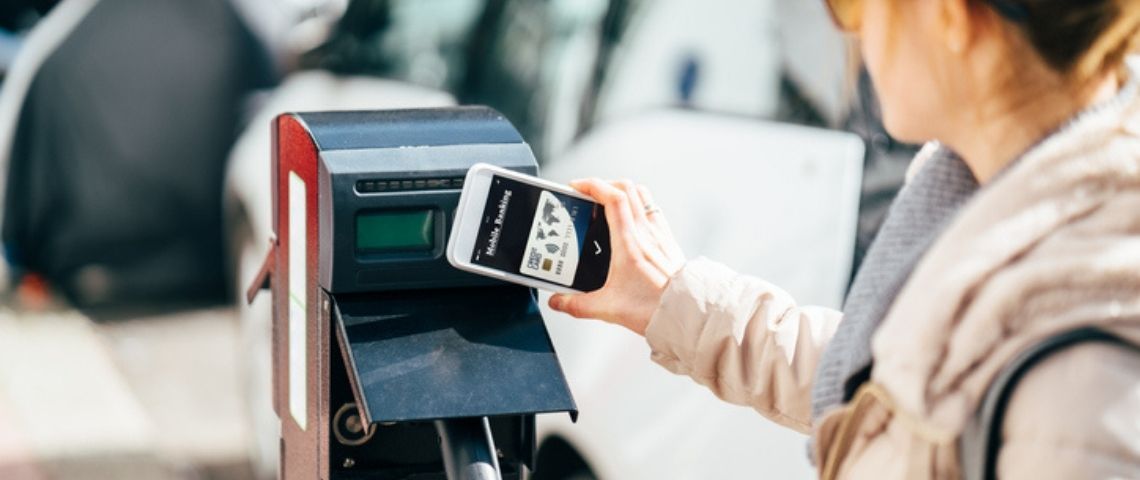 Shell achète Ubitricity, un important fournisseur de bornes de recharge pour véhicules électriques en Europe Une femme recharge sa voiture électrique