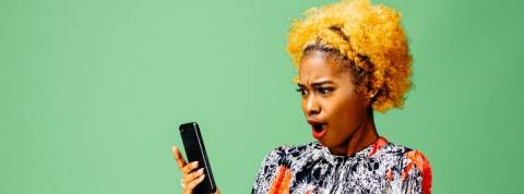 Le mouvement de panique autour de WhatsApp est-il exagéré ? Une femme s'offusque devant son smartphone