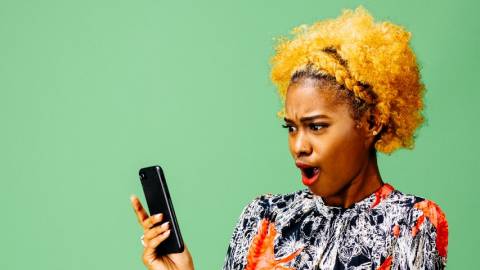 Le mouvement de panique autour de WhatsApp est-il exagéré ?  Une femme s'offusque devant son smartphone