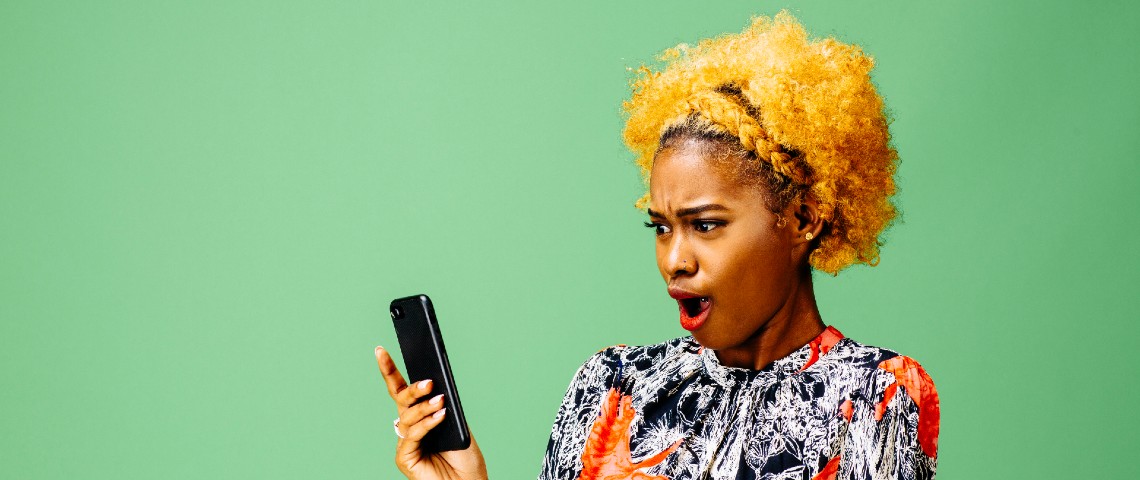 Le mouvement de panique autour de WhatsApp est-il exagéré ? Une femme s'offusque devant son smartphone