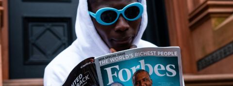 Forbes lance une plateforme de newsletters pour journalistes entrepreneurs Jeune homme en train de lire un numéro du magazine Forbes