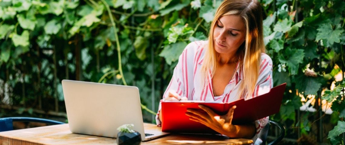 Comment les freelances peuvent -ils contribuer à une transformation organisationnelle des entreprises ? Une travailleuse freelance sur son bureau