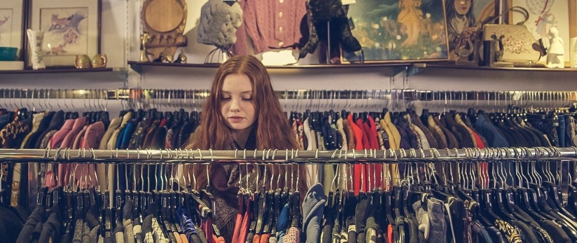 Happy Cash crée deux nouvelles enseignes Une femme dans une friperie