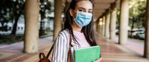 Une jeune femme portant un masque dans les couloirs d'une université