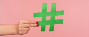 Une main de femme en train de tenir un hashtag