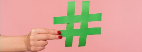 Qui sont les meilleurs patrons sur les réseaux sociaux ? Une main de femme en train de tenir un hashtag
