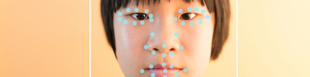 Le visage d'une femme analysé par système de reconnaissance faciale