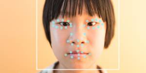 Le visage d'une femme analysé par système de reconnaissance faciale