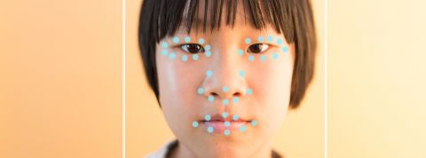 Orientation sexuelle ou politique... Quand l'IA prétend lire sur notre visage Le visage d'une femme analysé par système de reconnaissance faciale