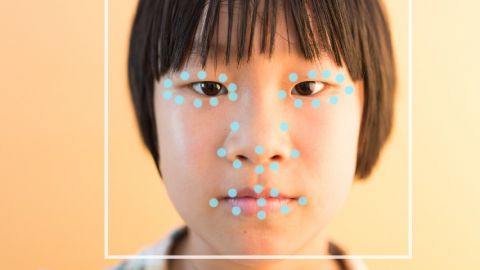 Le visage d'une femme analysé par système de reconnaissance faciale