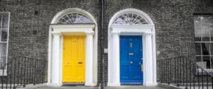 Deux portes de maison, une jaune et une bleue